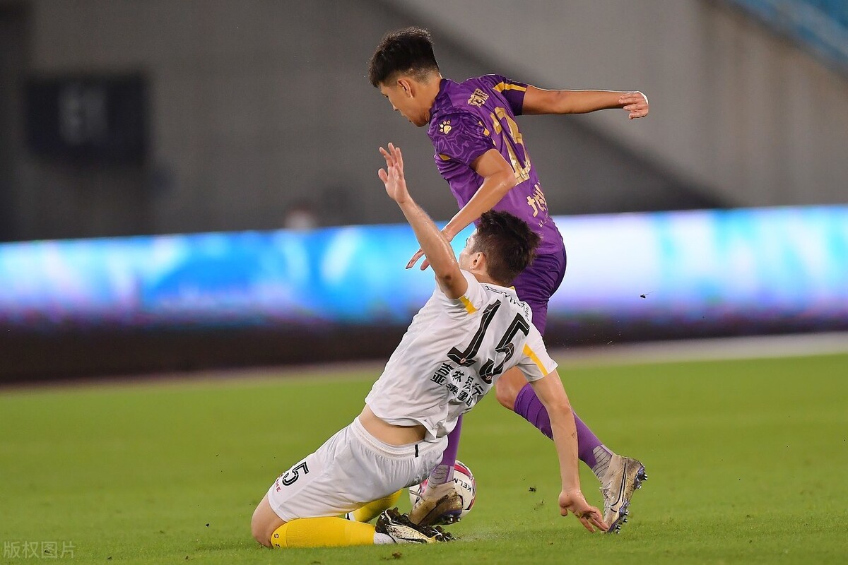 包含新疆广汇训练开放日,转会期篮板制胜引欢呼,意甲在即,临场指挥获称赞的词条 包含新疆广汇训练开放日,转会期篮板制胜引欢呼,意甲在即,临场指挥获称赞的词条